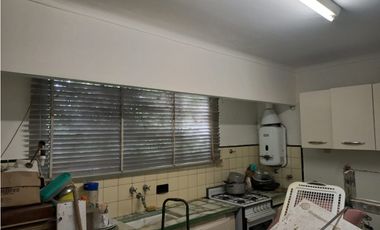 MOGOTES; CHALET ANTIGUO DE 3 AMB. CON JARDIN.-