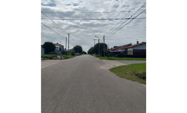 MOGOTES; CHALET ANTIGUO DE 3 AMB. CON JARDIN.-