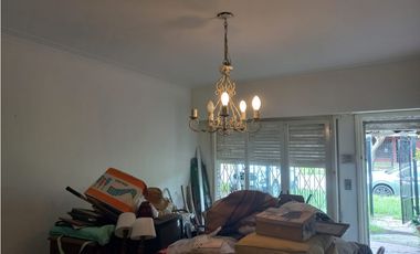 MOGOTES; CHALET ANTIGUO DE 3 AMB. CON JARDIN.-