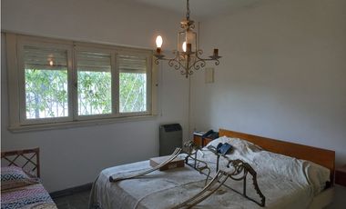 MOGOTES; CHALET ANTIGUO DE 3 AMB. CON JARDIN.-