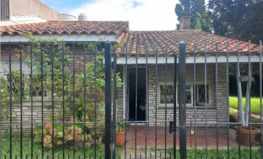 MOGOTES; CHALET ANTIGUO DE 3 AMB. CON JARDIN.-