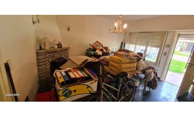 MOGOTES; CHALET ANTIGUO DE 3 AMB. CON JARDIN.-