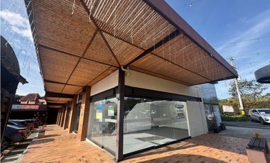 SE VENDE LOCAL COMERCIAL EN LA CEJA MALL CANTARRANA