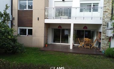 Casa Reciclada de 4 ambientes con parque - Venta - Zona Mogotes