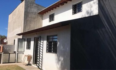 Casa en venta - 3 Dormitorios 1 Baño - Cocheras - 80Mts2 - Mar del Tuyú