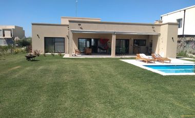 Casa en venta - 3 Dormitorios 2 Baños - 803Mts2 - Guernica