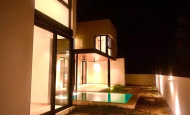 Venta Residencia con paneles solares en Privada