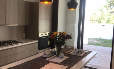 Venta Residencia con paneles solares en Privada