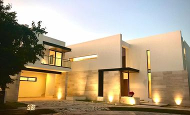 Venta Residencia con paneles solares en Privada