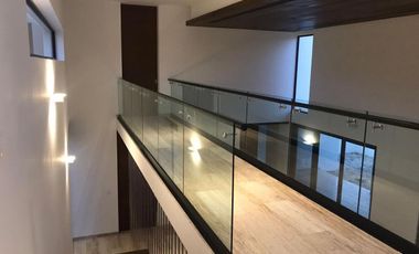 Venta Residencia con paneles solares en Privada