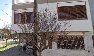 Casa en venta - 3 Dormitorios 3 Baños - 380Mts2 - Lanús Oeste