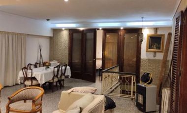 Casa en venta - 3 Dormitorios 3 Baños - 380Mts2 - Lanús Oeste