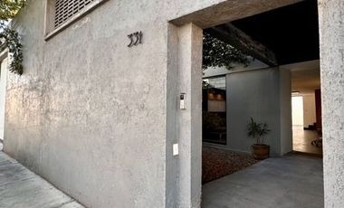 Edificio en renta para oficinas con estacionamiento en la Felix Ireta, Morelia