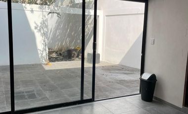 Edificio en renta para oficinas con estacionamiento en la Felix Ireta, Morelia