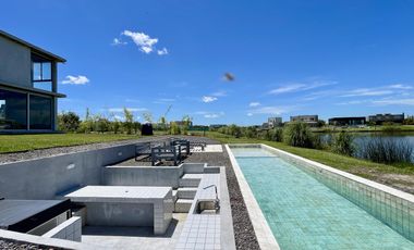 Retasada Casa en Naudir al lago central en venta - Con diseño, hormigon visto, piscina