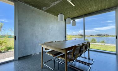 Retasada Casa en Naudir al lago central en venta - Con diseño, hormigon visto, piscina