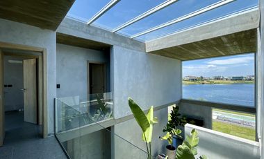 Retasada Casa en Naudir al lago central en venta - Con diseño, hormigon visto, piscina