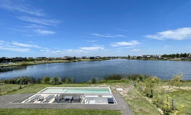 Retasada Casa en Naudir al lago central en venta - Con diseño, hormigon visto, piscina