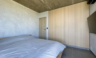 Retasada Casa en Naudir al lago central en venta - Con diseño, hormigon visto, piscina
