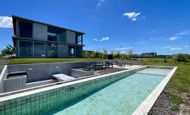 Retasada Casa en Naudir al lago central en venta - Con diseño, hormigon visto, piscina