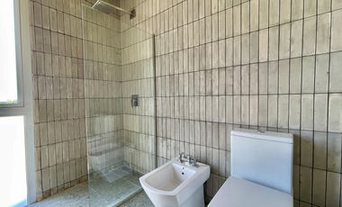 Retasada Casa en Naudir al lago central en venta - Con diseño, hormigon visto, piscina