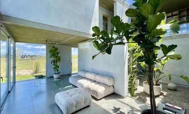 Retasada Casa en Naudir al lago central en venta - Con diseño, hormigon visto, piscina