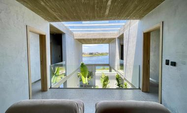 Retasada Casa en Naudir al lago central en venta - Con diseño, hormigon visto, piscina