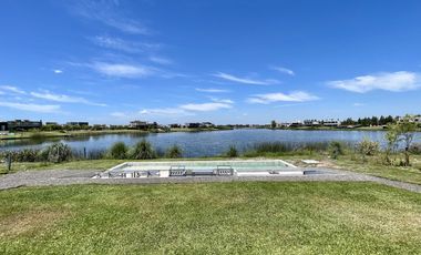 Retasada Casa en Naudir al lago central en venta - Con diseño, hormigon visto, piscina