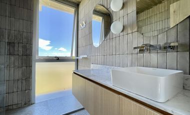 Retasada Casa en Naudir al lago central en venta - Con diseño, hormigon visto, piscina