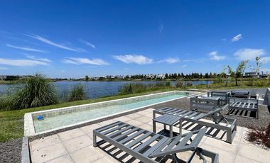 Retasada Casa en Naudir al lago central en venta - Con diseño, hormigon visto, piscina