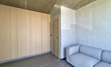 Retasada Casa en Naudir al lago central en venta - Con diseño, hormigon visto, piscina