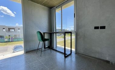 Retasada Casa en Naudir al lago central en venta - Con diseño, hormigon visto, piscina