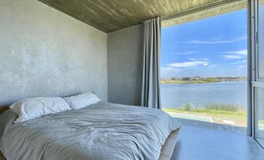 Retasada Casa en Naudir al lago central en venta - Con diseño, hormigon visto, piscina