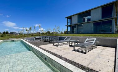 Retasada Casa en Naudir al lago central en venta - Con diseño, hormigon visto, piscina
