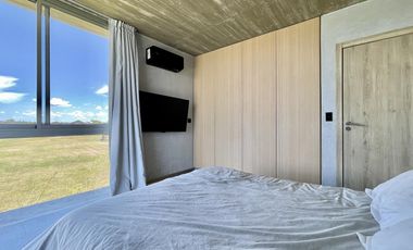 Retasada Casa en Naudir al lago central en venta - Con diseño, hormigon visto, piscina