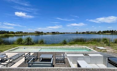 Retasada Casa en Naudir al lago central en venta - Con diseño, hormigon visto, piscina