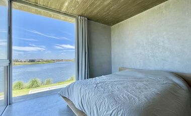 Retasada Casa en Naudir al lago central en venta - Con diseño, hormigon visto, piscina