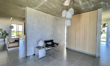 Retasada Casa en Naudir al lago central en venta - Con diseño, hormigon visto, piscina