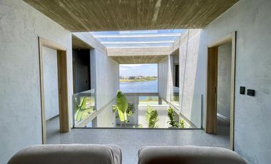 Retasada Casa en Naudir al lago central en venta - Con diseño, hormigon visto, piscina