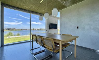Retasada Casa en Naudir al lago central en venta - Con diseño, hormigon visto, piscina