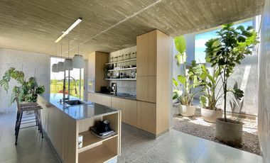 Retasada Casa en Naudir al lago central en venta - Con diseño, hormigon visto, piscina