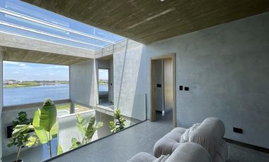 Retasada Casa en Naudir al lago central en venta - Con diseño, hormigon visto, piscina