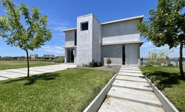 Retasada Casa en Naudir al lago central en venta - Con diseño, hormigon visto, piscina