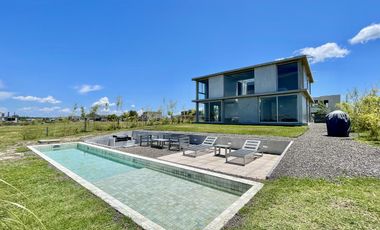 Retasada Casa en Naudir al lago central en venta - Con diseño, hormigon visto, piscina