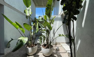 Retasada Casa en Naudir al lago central en venta - Con diseño, hormigon visto, piscina