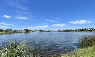 Retasada Casa en Naudir al lago central en venta - Con diseño, hormigon visto, piscina