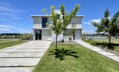 Retasada Casa en Naudir al lago central en venta - Con diseño, hormigon visto, piscina