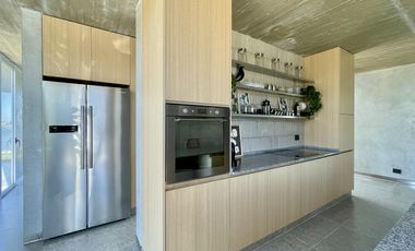 Retasada Casa en Naudir al lago central en venta - Con diseño, hormigon visto, piscina