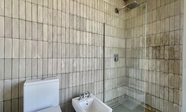 Retasada Casa en Naudir al lago central en venta - Con diseño, hormigon visto, piscina