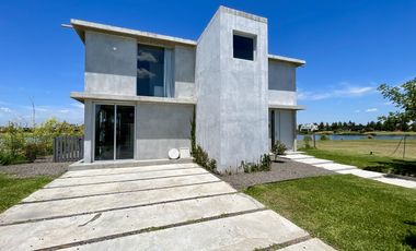 Retasada Casa en Naudir al lago central en venta - Con diseño, hormigon visto, piscina